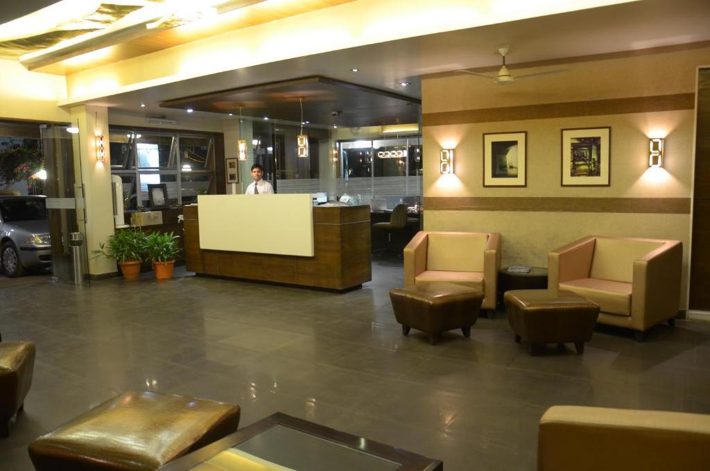 Hotel Chandralok Lonavala Exteriör bild